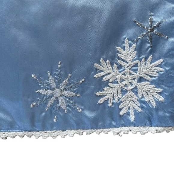 Set of 4+1 Embroidered White Snowflakes Blue Satin Placemats Christmas Decor - Picture 4 of 5